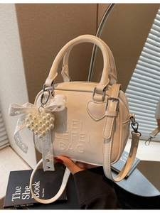 Elegante borsa a tracolla bianco crema con ciondolo a cuore e fiocco in pizzo