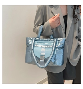 Dettaglio della borsa tote in nylon trapuntato azzurro con finitura metallizzata