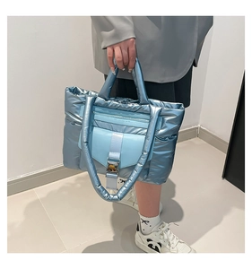 Dettaglio della borsa tote trapuntata celeste in nylon con fibbie in metallo argento
