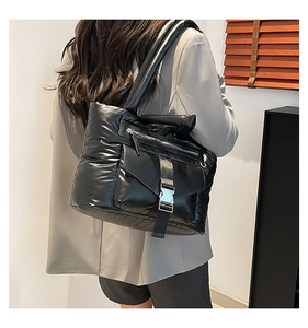 Dettaglio della borsa shopper trapuntata nera con tasca frontale e fibbia in metallo