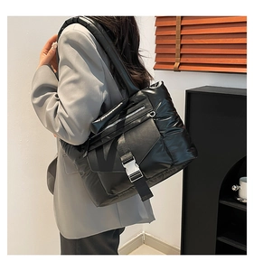 Dettaglio di una borsa tote grande in nylon nero trapuntato con fibbia in metallo argento