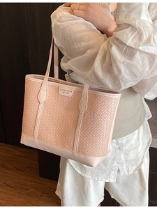 Sac fourre-tout tissé rose clair pour femmes avec logo de marque et fines bretelles