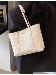 Grand sac cabas tressé blanc minimaliste avec doubles bandoulières pour le quotidien