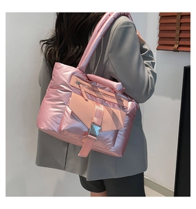 Dettaglio della borsa tote trapuntata rosa metallizzato con tracolla imbottita e fibbia