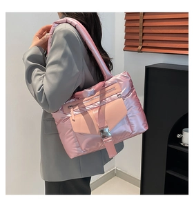 Dettaglio della borsa tote rosa metallizzato con trama trapuntata e fibbie decorative