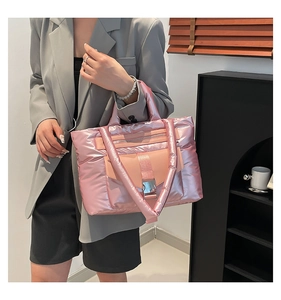 Dettaglio della borsa rosa con fibbia metallica e tessuto in nylon lucido resistente all'acqua