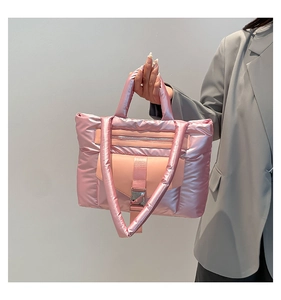 Dettaglio borsa shopper trapuntata rosa metallizzato con tasca frontale e fibbia argento