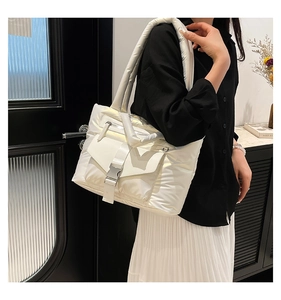 Vista dettagliata della borsa tote trapuntata in nylon bianco con fibbia in metallo