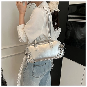 Borsa a spalla in pelle argento metallizzato con occhielli e cinghie incrociate