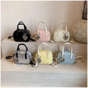 Mini sacs bandoulière en six couleurs avec charms perles cœur sur marches en pierre