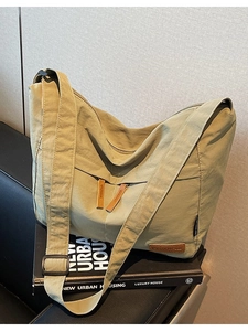 Olive green large capacity messenger bag in nylon with adjustable shoulder strap