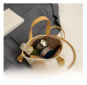 Vue détaillée du mini sac seau montrant sa capacité pour téléphone et cosmétiques