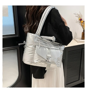 Dettaglio della borsa tote in nylon trapuntato argento con tasca frontale e tracolla