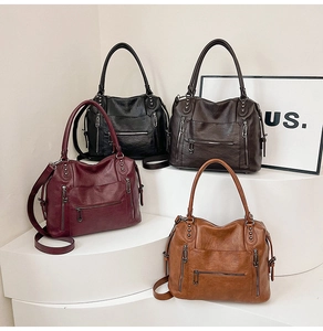 Borse tote vintage in pelle in quattro colori con dettagli di zip e borchie