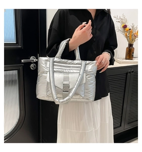Borsa tote in nylon trapuntato argento con finitura metallica e dettaglio con fibbia