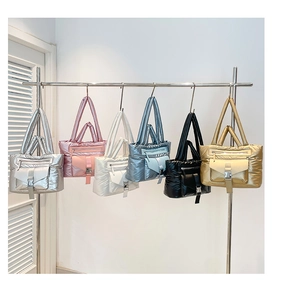 Dettaglio di borse trapuntate in sei colori metallizzati e pastello su un espositore