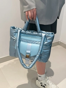 Borsa tote imbottita celeste metallizzato con grandi tasche e manici morbidi
