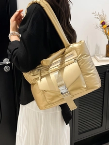 Borsa tote imbottita trapuntata oro champagne con finitura metallica vista sulla spalla