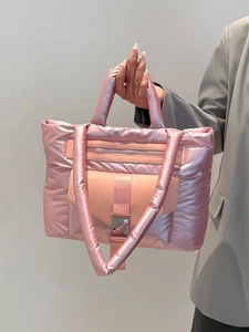 Borsa tote trapuntata in nylon rosa metallizzato con tracolla regolabile rimovibile