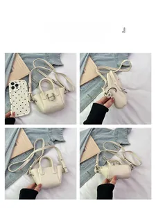 Dettaglio della mini borsa a tracolla in pelle martellata bianco crema con finiture argento