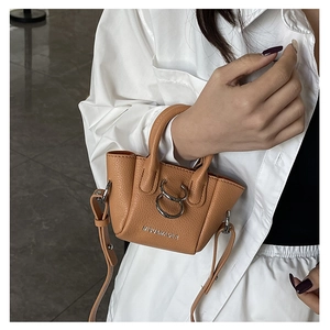 Dettaglio mini borsa in pelle litchi marrone con doppi anelli metallici e logo