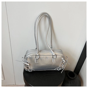 Dettaglio borsa a tracolla argento metallizzato con lacci laterali stile Y2K