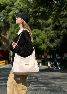 Outdoor-Lifestyle-Ansicht der cremeweißen Canvas-Einkaufstasche mit strukturiertem Stoff
