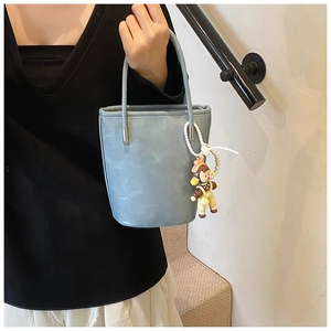 Lichtblauwe emmertas met decoratieve parel-cartoonhanger en metalen handvatdetails