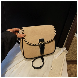 Detailansicht der Canvas-Schultertasche mit schwarzen Nähten und goldener Schnalle