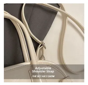 Détail d'un sac en similicuir crème avec bandoulière réglable et boucle en métal argenté