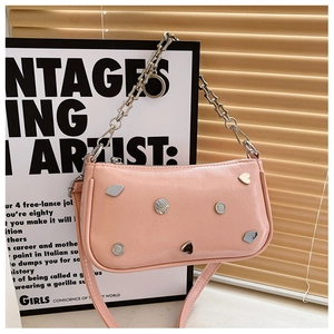 Borsa a mezzaluna rosa con borchie a cuore argentate e pieghe in pelle fine