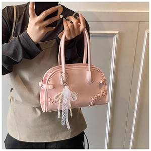 Sac à main Boston rétro rose avec breloque nœud en dentelle et détails de couture