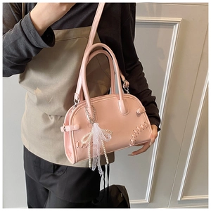 Sac fourre-tout rose brillant avec pendentif noeud en dentelle et coutures décoratives