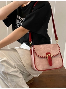 Retro Umhängetasche aus mattem Leder in Rosa und Rot mit goldener Hufeisenschnalle
