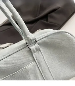 Detail der hellblauen Canvas-Tasche mit silbernem Metallring und sauberer Nahtführung