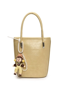 Minimalistische beige crossbody emmertas voor dames met modetekst en parelpop hanger