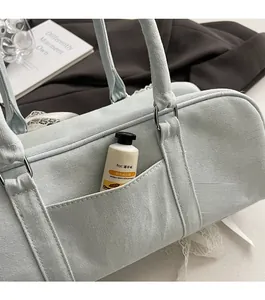 Detailansicht der Rücktasche einer Denim-Boston-Tasche mit Hautpflegeprodukten