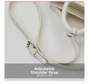 Detail eines verstellbaren Riemens mit silberner Schnalle an einer weißen Leder-Eimertasche