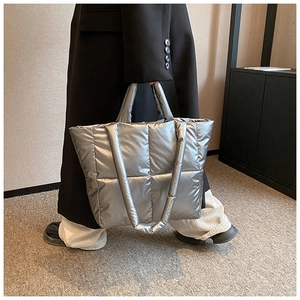 Vue street style d'un sac cabas matelassé argenté métallisé porté à l'épaule
