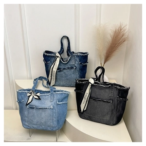Vue détaillée des sacs en denim à bords effilochés et foulards imprimés décoratifs