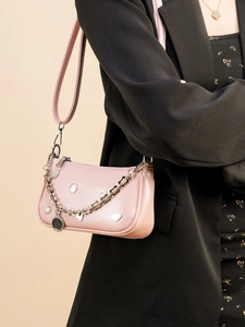 Borsa a mezzaluna rosa con catene metalliche e ciondoli in stile vintage Y2K