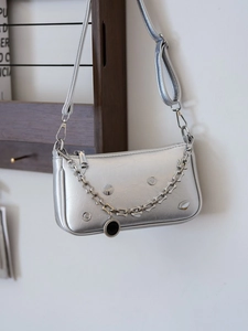 Borsa a mezzaluna argento metallizzato con borchie decorative e catena in metallo