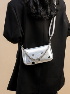 Borsa a mezzaluna argento metallizzato con catena decorativa e tracolla sottile da donna