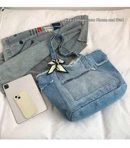 Comparaison de taille d'un sac cabas en jean avec smartphone et iPad pour capacité