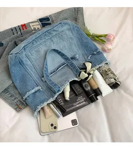 Vue détaillée de l'intérieur du grand sac cabas en denim et sa grande capacité