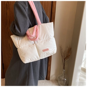 Vue détaillée du sac cabas matelassé blanc crème avec des poignées rose contrastées