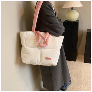 Détail du sac fourre-tout matelassé blanc crème avec poignées roses et logo fashion