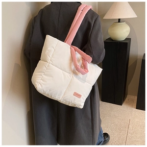 Sac cabas matelassé blanc avec anses roses porté par un mannequin de vue arrière