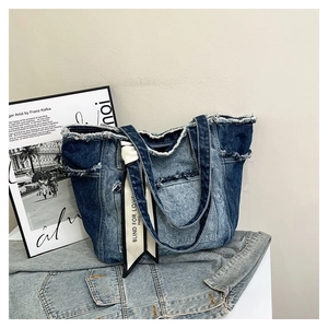 Détail du sac cabas en denim patchwork avec poignée en foulard et bords effilochés