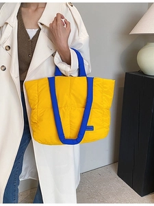 Sac fourre-tout matelassé jaune et bleu avec texture rembourrée et bandoulière